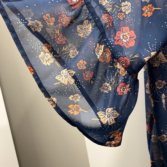 Style & Co., blouse 3X, flutter sleeves, blue with flowers.  NWOT. - Picture 3 of 6